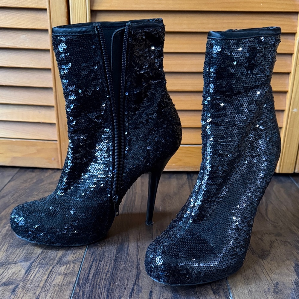 Elegant Sequin Heeled Boots - Black